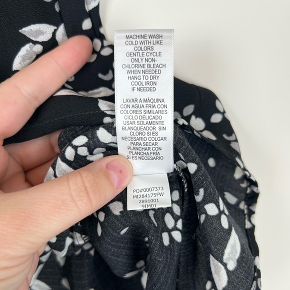 NWT Fever High Low Floral Top Women Size M Black White V-Neck Sleeveless 0262 - Picture 7 of 7